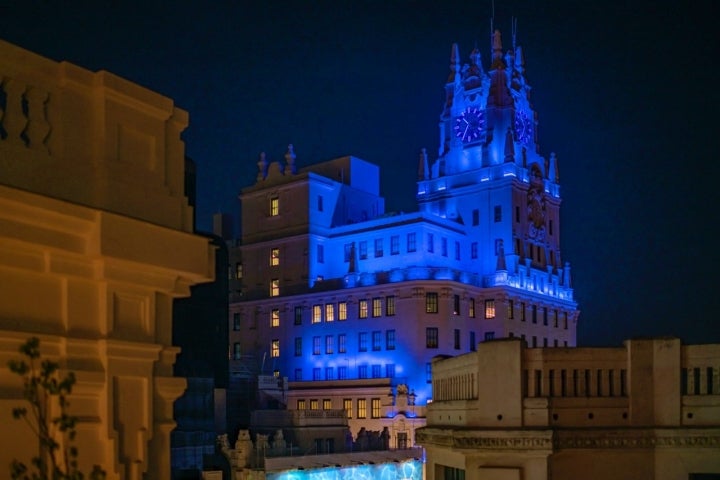 El Edificio Telefónica de Madrid iluminado de noche