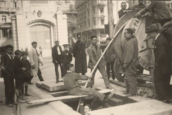 Operarios introduciendo el cableado frente al edificio Telefónica de Madrid