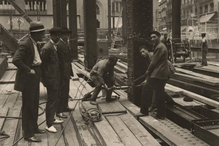 Trabajadores en la construcción del edificio Telefónica de la Gran Vía de Madrid