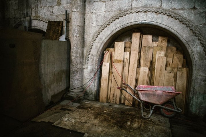 Tablones de madera que se utilizan para la restauración del techo de Diomondi.