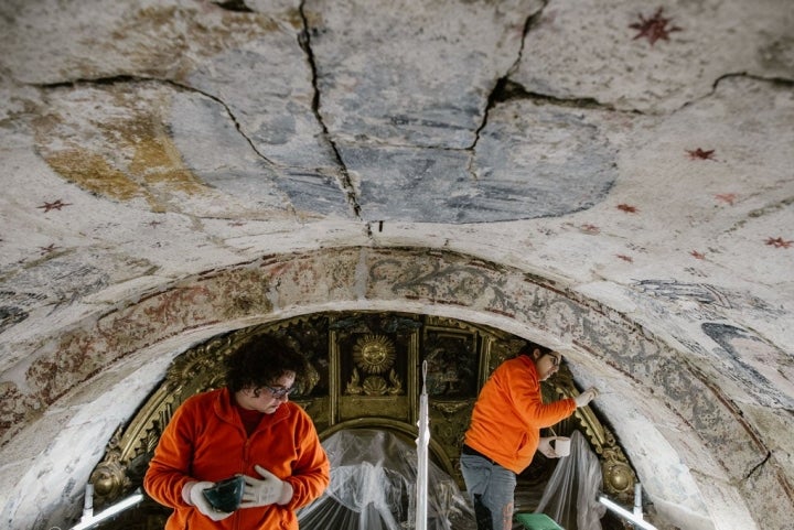 Las restauradoras, mortero y pincel en mano, cuidando los frescos de la nave.