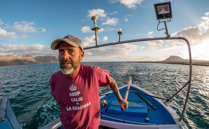 Mingo Páez, uno de los pescadores de la isla en su barca.