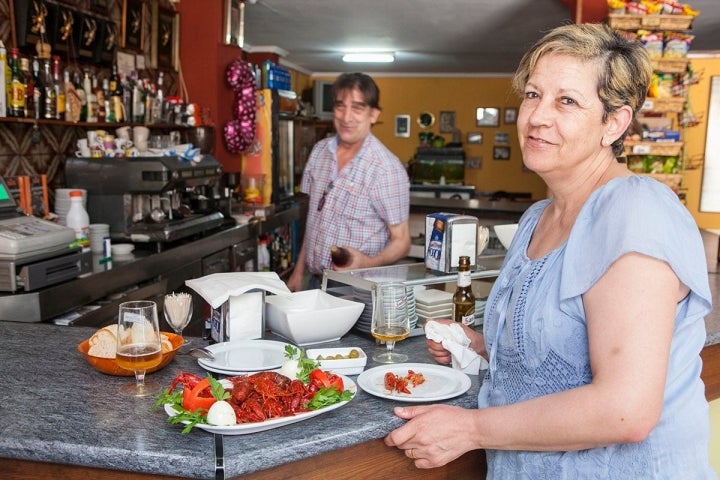 La salsa es la clave, cuenta Pilar, la cocinera del 'Bar-Restaurante Pisuerga'.