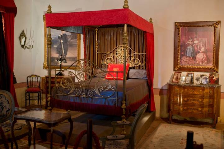 Dormitorio de la emperatriz. A la derecha, cuadro con su madre y su prima Carlota disfrazadas para un baile.