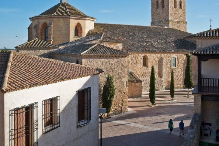 La colegiata gótica de San Bartolomé, corazón del pueblo, donde reposan restos de los Villena y los Peñaranda.