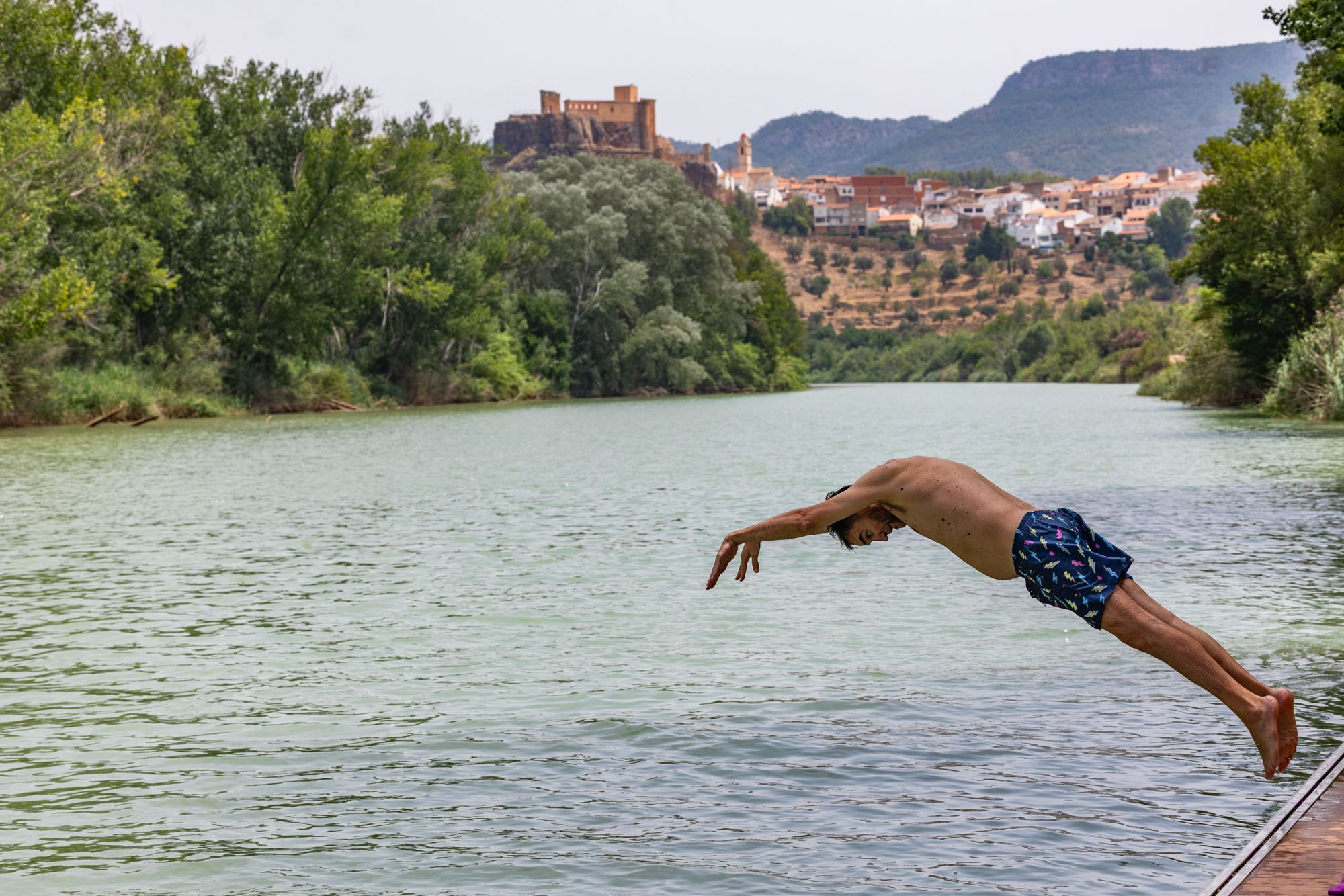 Apetece un chapuzón en las tranquilas aguas del río Cabriel, con Cofrentes al fondo.