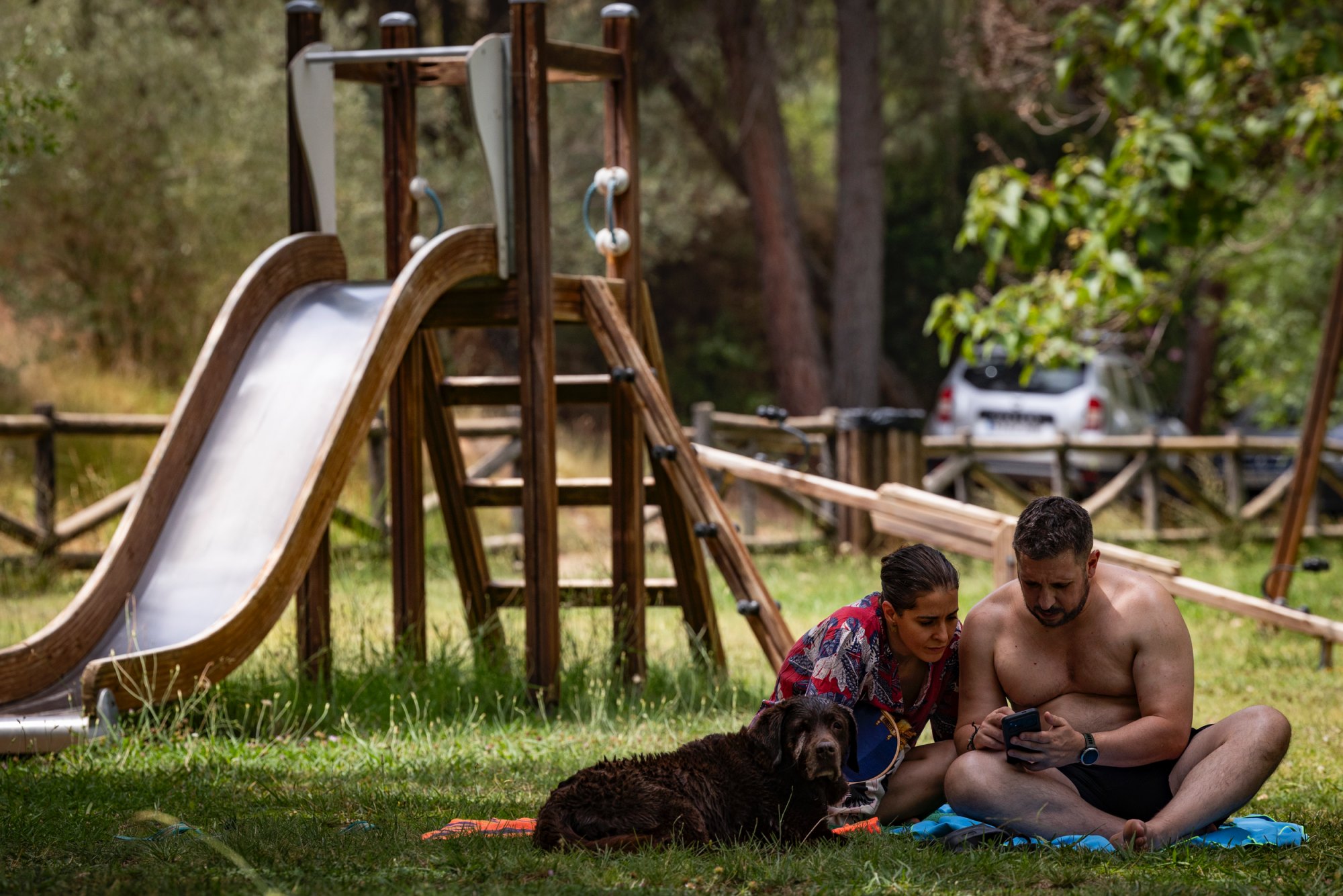 Niños, mayores y mascotan pueden descansar en el área recreativa del Cabriel.