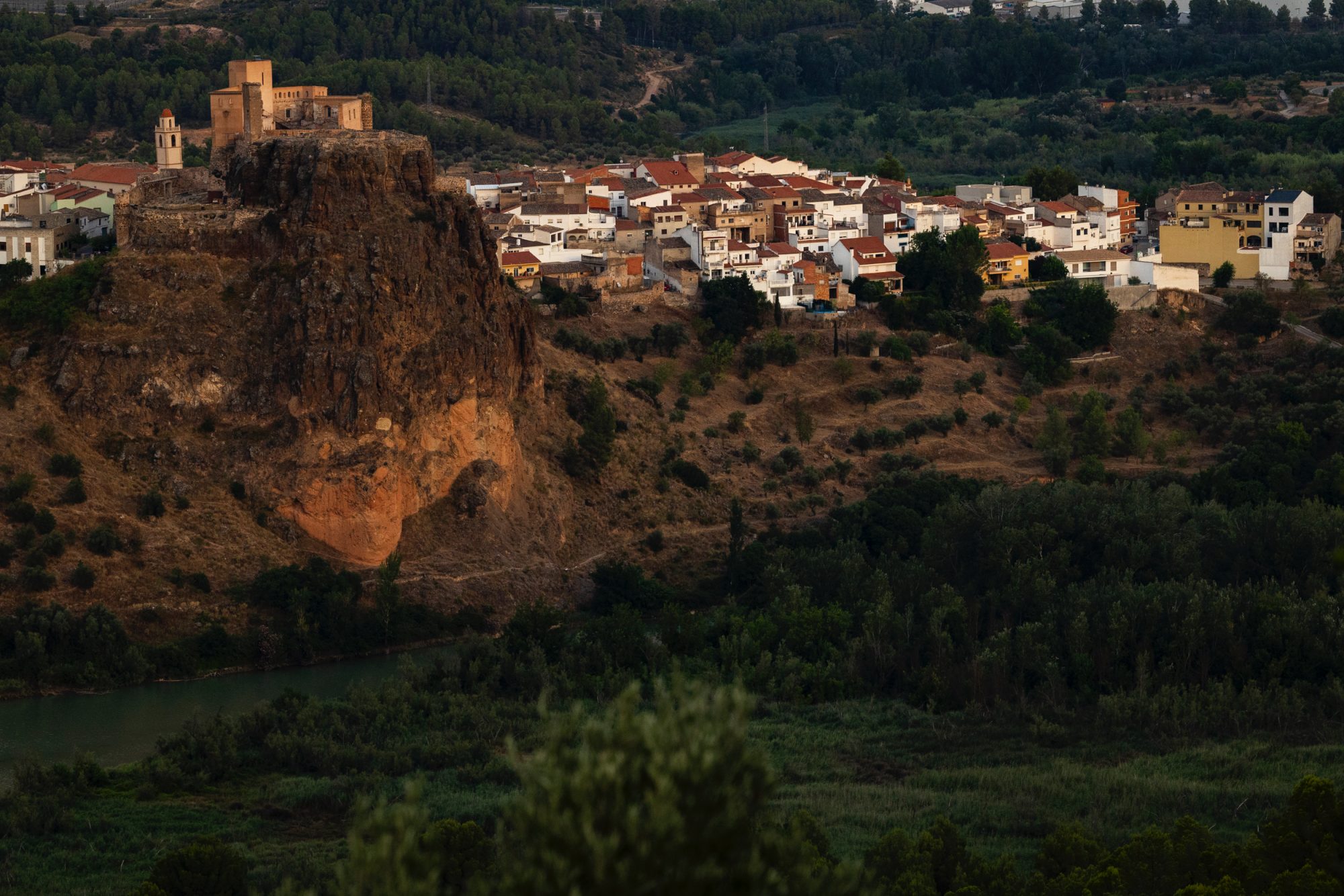 Vistas del pueblo y su castillo desde el mirador.