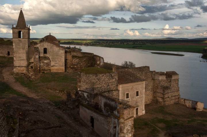 Tras la fortaleza de Juromenha, los campos de Extremadura.