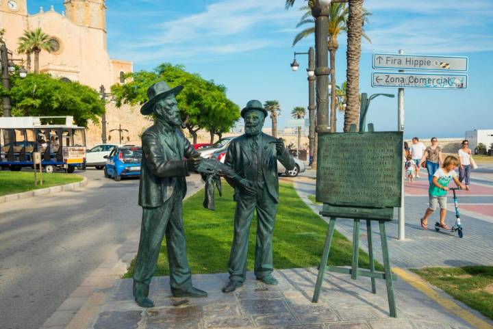 Estatua de Santiago Rusiñol y Ramón Casas en Sitges, Barcelona. Foto: Shutterstock.