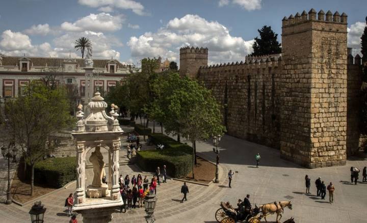 En la plaza del Triunfo se encuentra uno de los accesos al Alcázar.