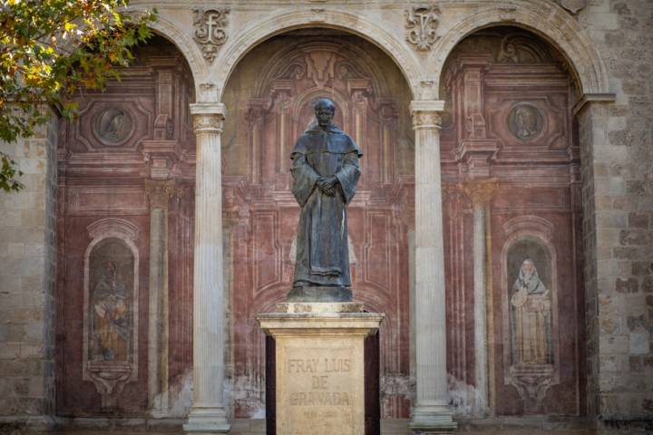 La estatua de Fray Luis de Granada.