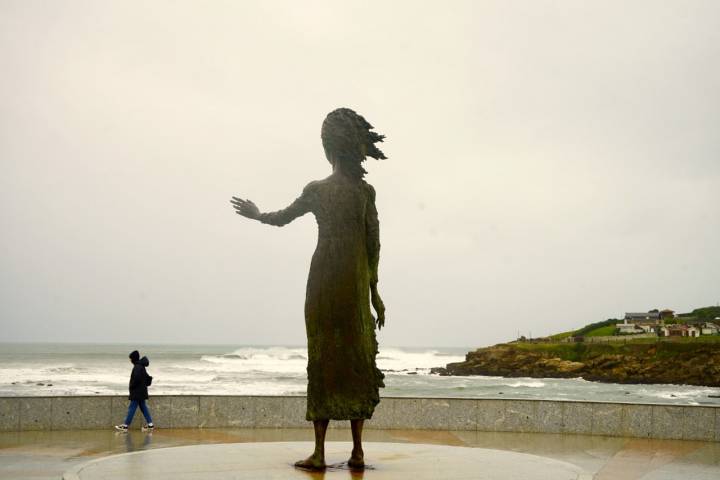  La escultura de “La madre del emigrante”.