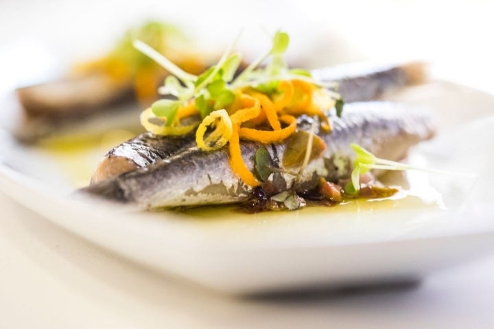 Plato de boquerones marinados de 'Casa Carmina', en El Saler (Parque Natural de La Albufera, Valencia).