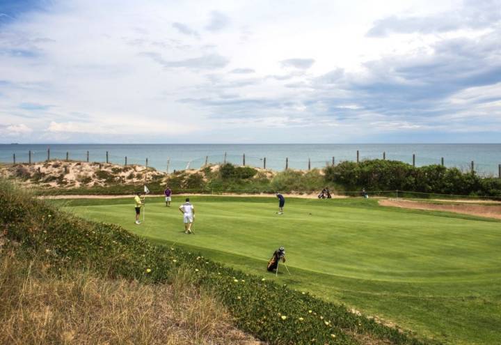 El campo de golf del Parador mira al mar.