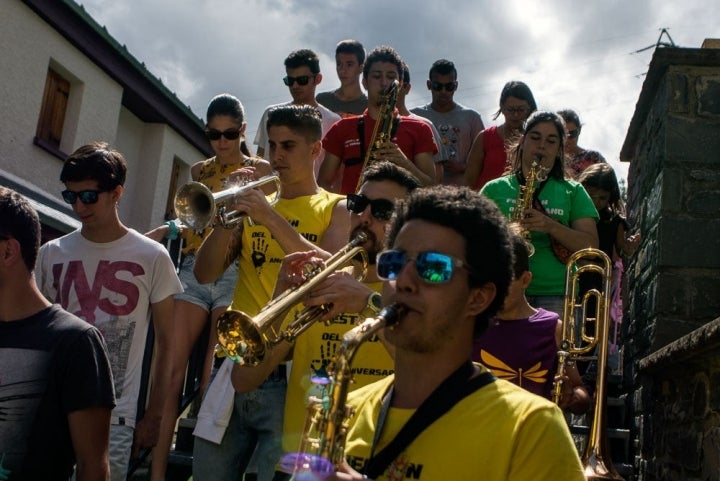 Charangas animan a los vecinos con sus rondas callejeras. Foto: Manuel Ruiz Toribio.