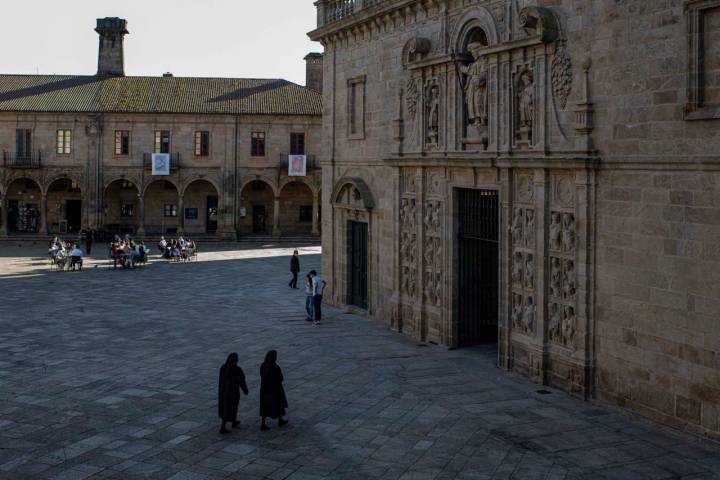 Dos monjas benedictinas (cuento "Cenizas") entran en la Catedral de Santiago.