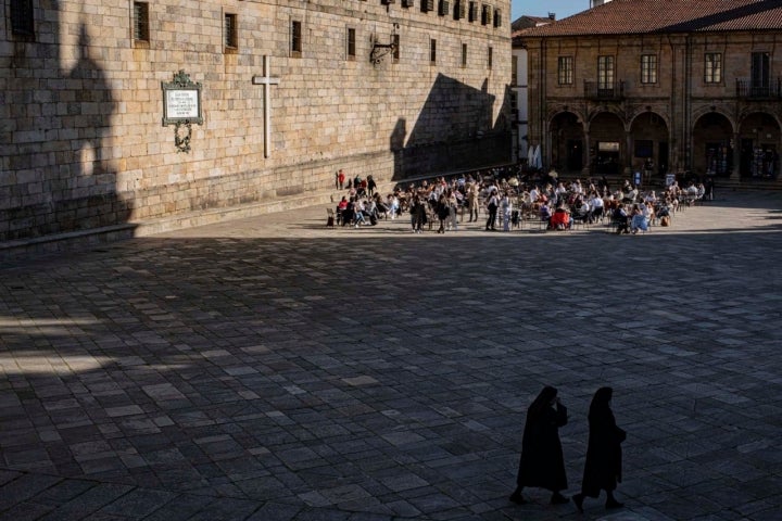 Al fondo de la plaza, los estudiantes toman cañas apurando hasta el cierre.