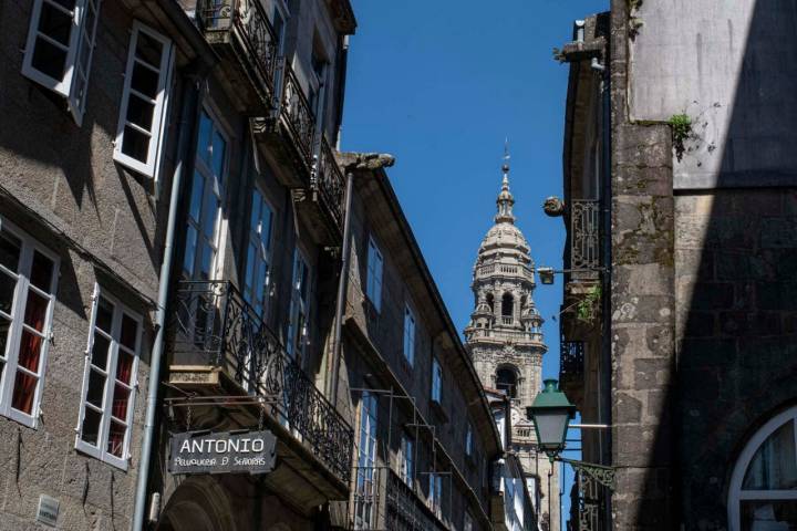 Rúa do Vilar y la torre. Podría ser una de las vistas de la casa en “Los Pazos de Ulloa”.