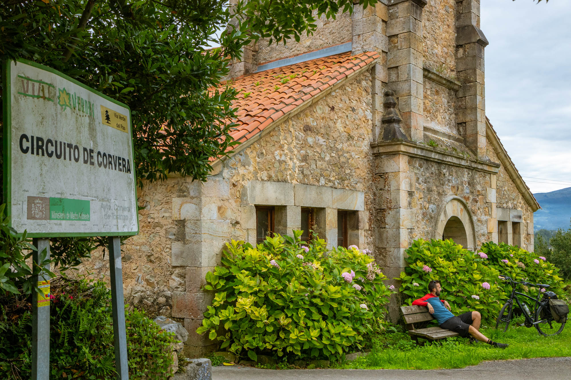 Descansando en uno de los ramales del Valle de Toranzo, junto a la parroquia de Santa María de la Expectación de Prases.