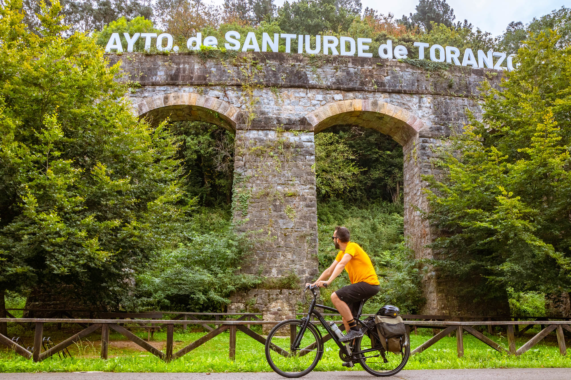 Puente rural de acueducto de Santiurde de Toranzo, construido en 1885 para llevar agua del valle de Toranzo a Santander.