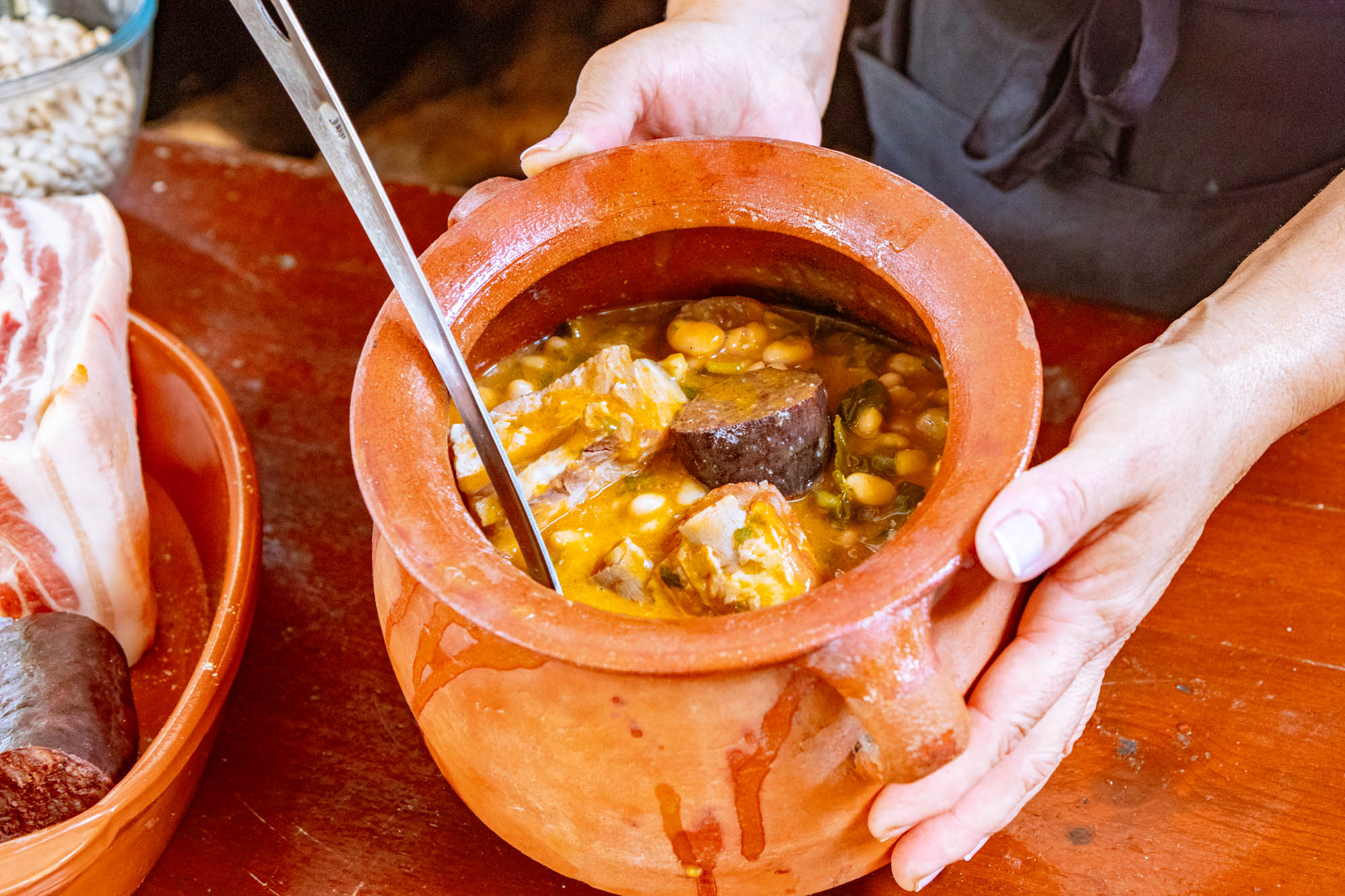 Puchero de barro con alubias de huertas cercanas.
