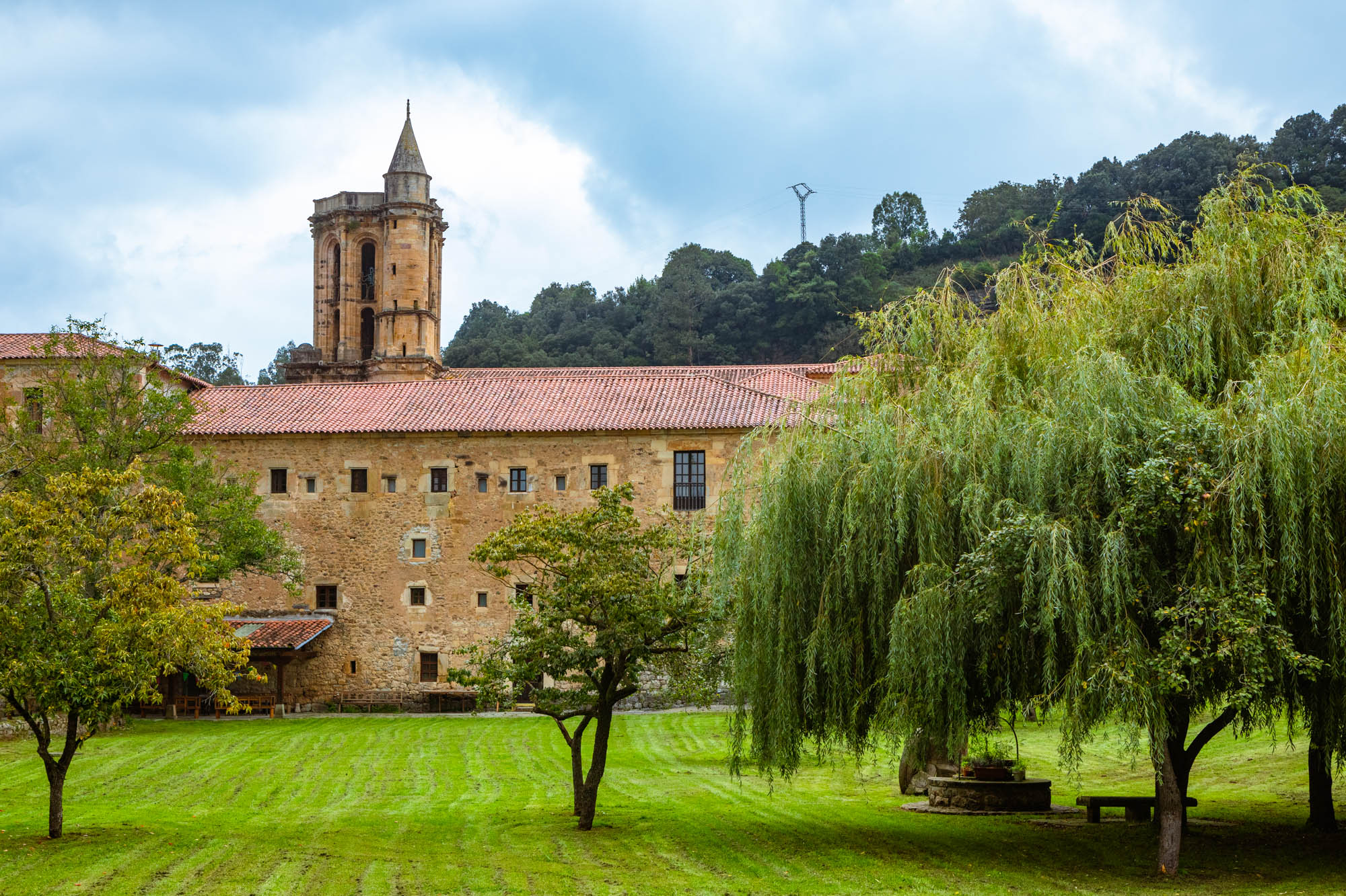 Antiguo convento franciscano de Soto Iruz, con una torre con dos cuerpos octogonales.