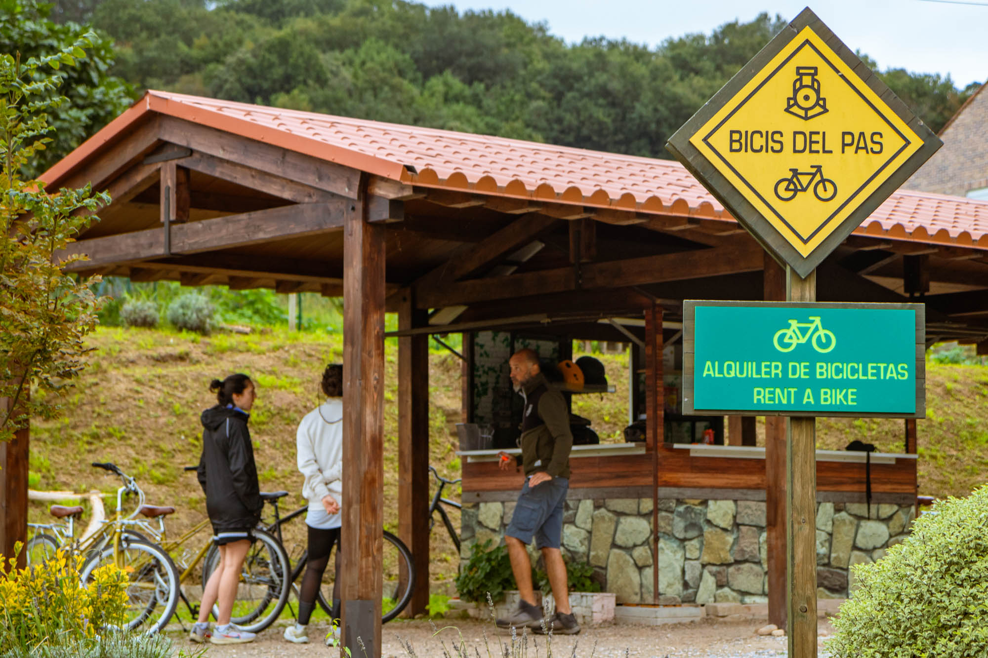 El puesto de alquiler de Bicis del Pas se ubica justo a pie de vía.