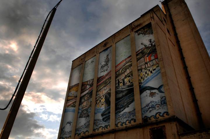 Representación del buque Sinaia en la fachada del silo de cereal. Foto: Manuel Ruiz Toribio.