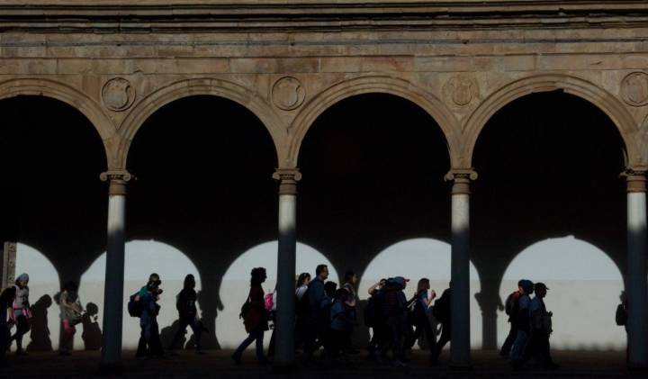 Una comitiva caminando entre arcos de luz. Foto: Manuel Ruiz Toribio.
