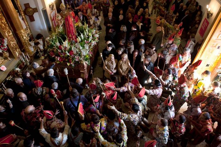 La procesión de San Blas pone punto final a las fiestas.