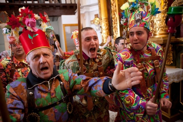 En la iglesia, los bailes y los vítores no cesan.