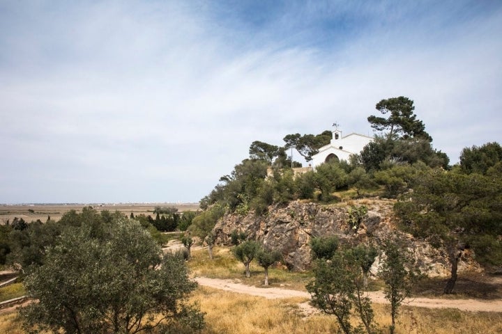 En lo alto de la Muntanyeta dels Sants, la Ermita de los Santos de Piedra, patronos de los agricultores.