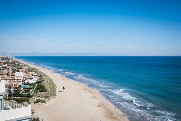 Del Perelló a Cullera es posible encontrar playas cómodas y amplias, de arena muy fina.