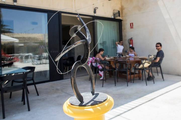 Las esculturas de Ripollés y Pepe Fuster dan un toque cultural a la terraza.