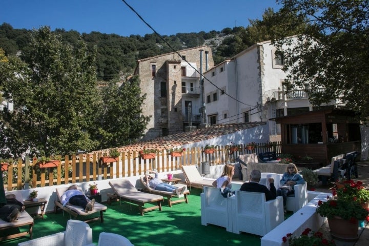 Terraza de Casa Banys L'avella, L’Avellà, Catí , Castellón. Foto: Eva Máñez.