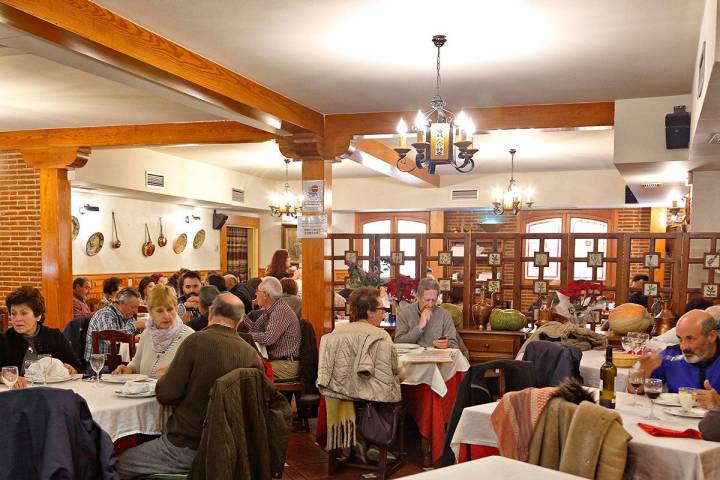 La sala del restaurante 'El Tolmo', donde probar la gastronomía local.