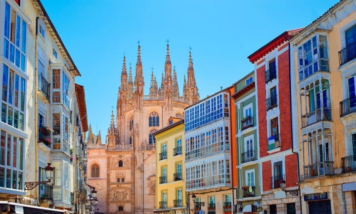 Vista de la catedral desde las calles del centro de la localidad.