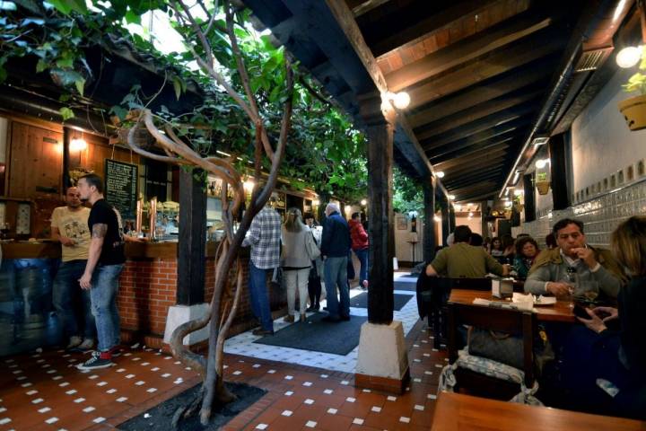Ambiente en el bar de pinchos Gaona, en Burgos. Foto: Alfredo Merino