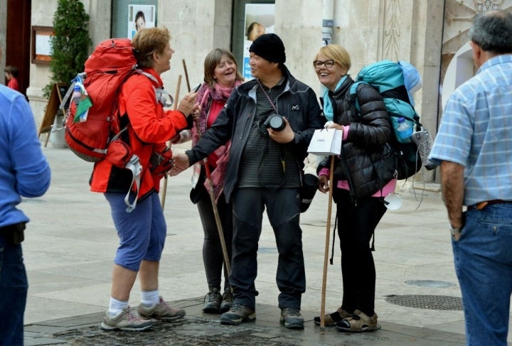 Peregrinos del Camino de Santiago junto a la catedral de Burgos. Foto: Alfredo Merino