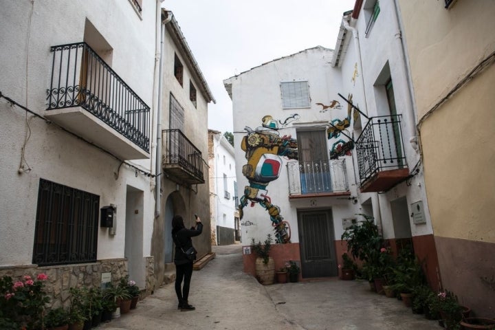 Sus calles son perfectas para capturar recuerdos. Esta chica se lleva a casa este robot de Xelon.