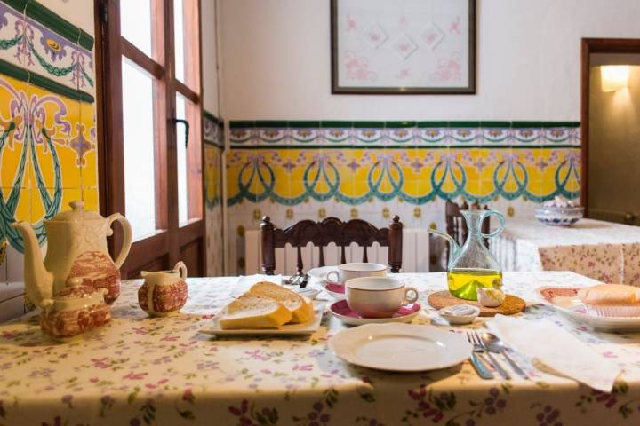 Desayuno en el alojamiento rural Casa Sastre Seguí, en Alpatró, Valle de la Gallinera, Valencia.