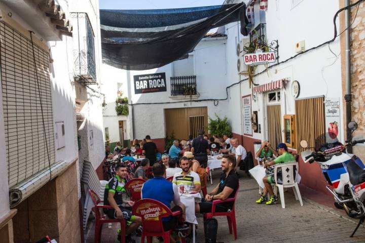 Terraza del bar Roca con gente, en Benirrama, Valle de la Gallinera, Valencia.