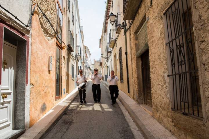 Músicos tocado por las calles de Alpatró, en el valle de la Gallinera, Valencia.