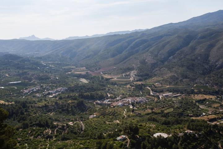 Vista del valle de la Gallinera, en Valencia, con la peña Foradada al fondo.