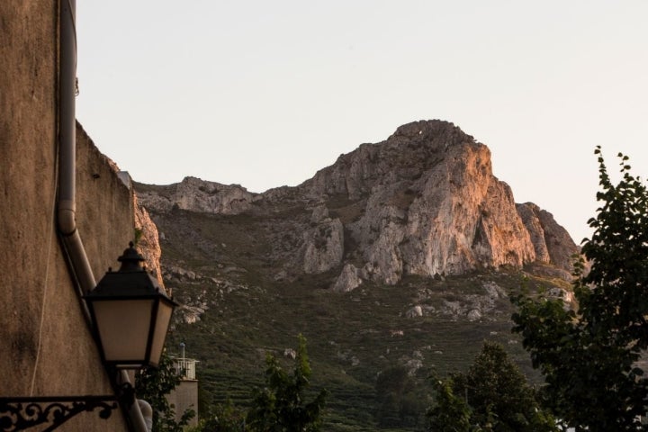 Peña Foradada, en el Valle de la Gallinera, Valencia.