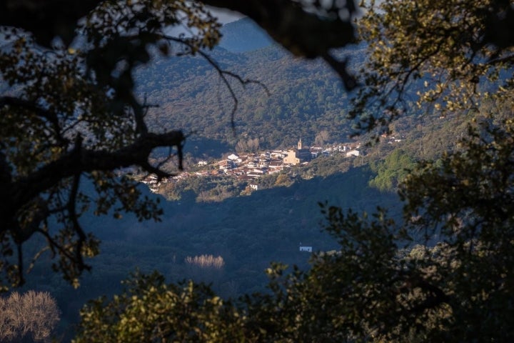 Vista del pueblo Linares de la Sierra enclavado en el corazón del Parque Natural de la Sierra de Aracena, en Huelva.