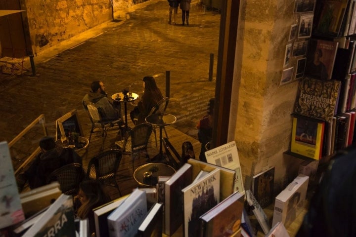 La terraza de la librería invita a detenerse y reposar un rato.