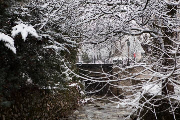 La nieve cubrió también el arroyo del Artiñuelo, 'el río chico' que cruza el pueblo.