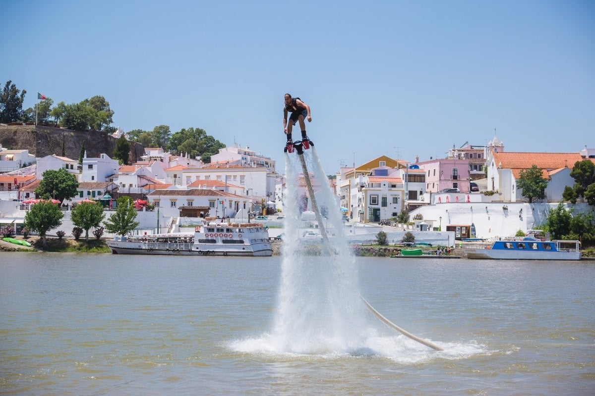 Al montarse en el 'flyboard' bastan cinco minutos para domar estas botas movidas por agua a presión.